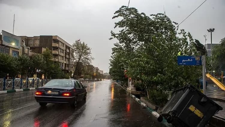 برخورد میکسر بتن با 3 خودرو و یک ساختمان در سعادت‌آباد