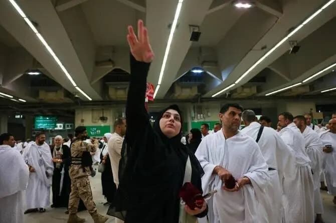 ویدئو غم‌انگیز پریناز ایزدیار از مزار پدرش