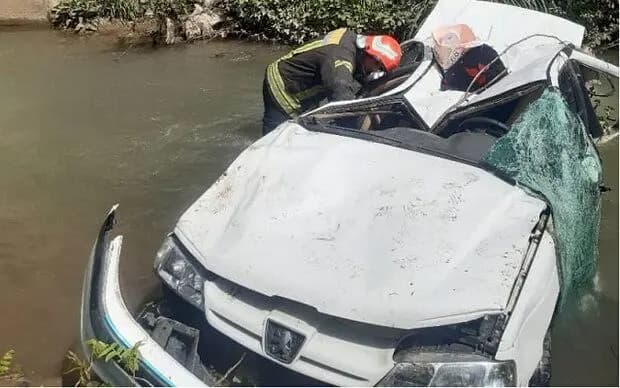 سقوط وحشتناک پژو پارس به رودخانه در نزدیکی مرزن آباد