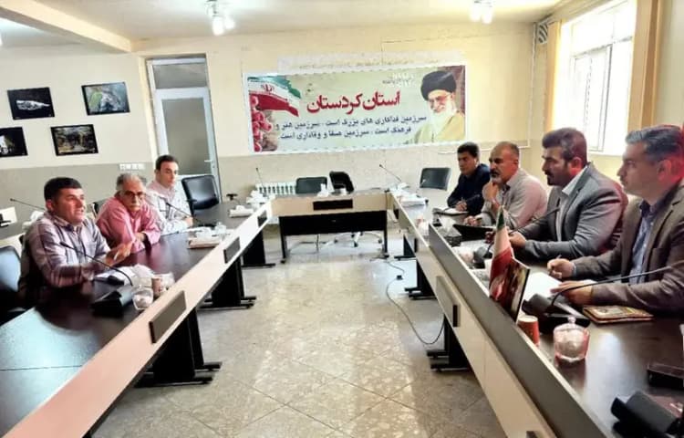 نمایش «پابرهنه، لخت، قلبی در مشت» در رشت به صحنه می رود