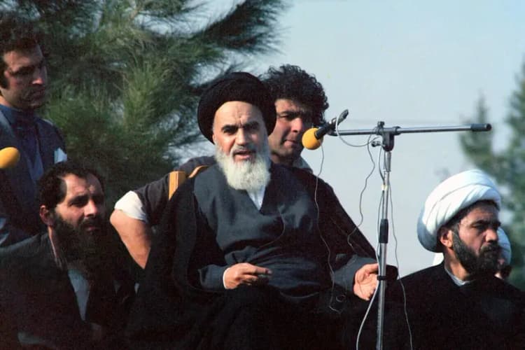 پیکر شهید مرزبان محمد زارعی در جزیره قشم تشییع می‌شود