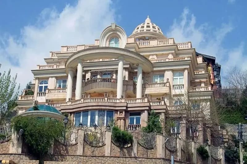 ملکی در تهران داریم که شاید قیمت آن به بیش از یک هزار میلیارد تومان برسد؛ این خانه‌ها برند هستند و شاید به هر کسی هم فروخته نشوند/ خانه‌های مذکور، بیشتر با تهاتر به فروش می‌رسند، زیرا جا‌به‌جایی این حجم از پول غیرممکن است/ ۱ درصد از خانه‌های پایتخت هم جزو این دسته‌بندی قرار نمی‌گیرند/ قیمت زمین، مواد اولیه، معمار و لوکیشن سه عامل مهم افزایش قیمت در حوزه مسکن است