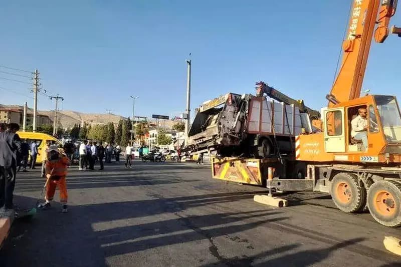11مصدوم در پی برخورد خودرو پسماند با ۸ خودرو