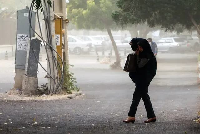 باد شدید و گردوخاک اصفهان را در می‌نوردد