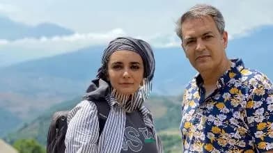 فیلم خانه زندگی ساده و معمولی مهناز افضلی و حسن پورشیرازی /  خانه پر از گل و کتاب تا تلفن دیوار قدیمی عتیقه!