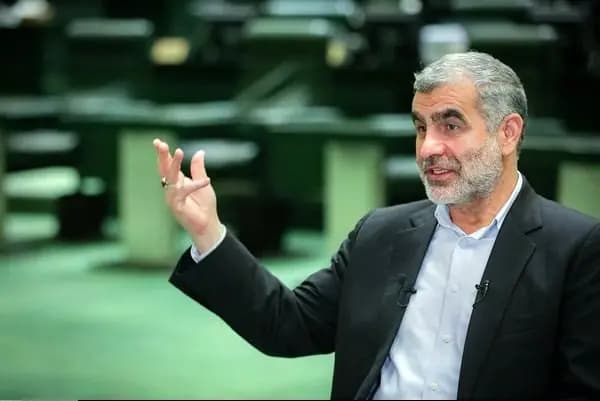 انتقاد روزنامه اصولگرا از نحوه اطلاع‌رسانی در مورد مذاکرات ایران و آمریکا: مسئولان اطلاعات درست نمی‌دهند، مردم سراغ رسانه‌های خارجی می‌روند