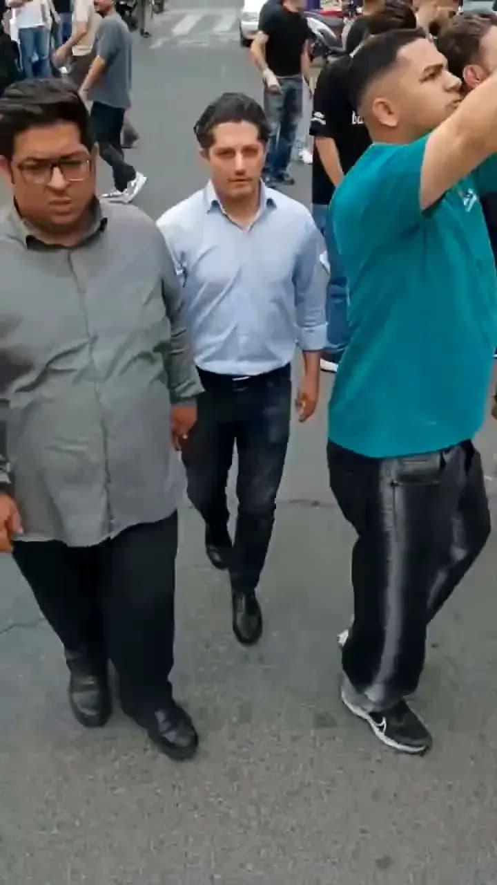 ببینید| تجمع هواداران استقلال و هجوم سمت درب باشگاه!