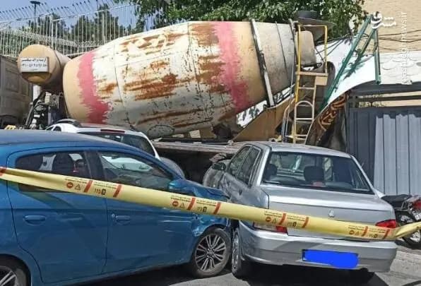 عکس/ برخورد میکسر بتن با ۳ خودرو و دیوار ساختمانی در سعادت‌آباد