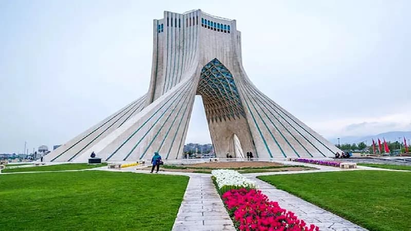 قطع درختان میدان آزادی ضروری بود؟