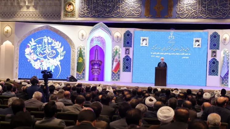  رونمایی از تمبر یادبود همکاری ایران و عمان 
