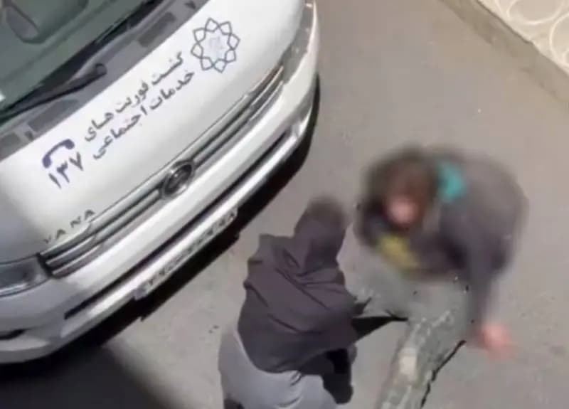 کشیدن یک زن توسط گشت فوریت‌های اجتماعی شهرداری تهران / شهرداری: فرد مذکور در پی سوء مصرف مواد مخدر، حالت طبیعی نداشت / یکی از اهالی، هیجان زده وارد عمل شد و زن میانسال را به داخل خودروی گشت منتقل کرد