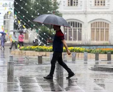 صحنه ای نادر از برخورد رعد و برق با رنگین کمان